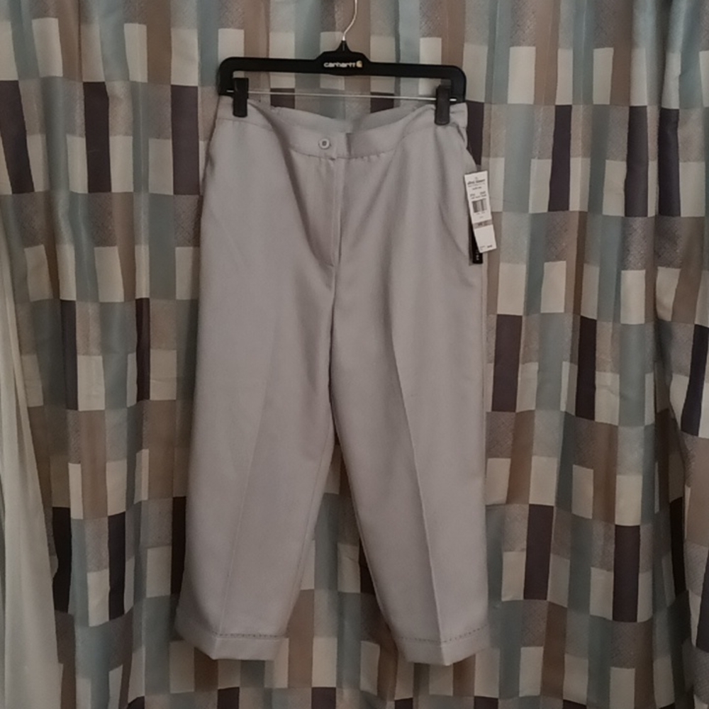 FINAL PRICE NWT alfred dunner gray shorter length Capri pants Size 12